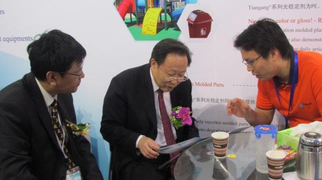 中塑協(xié)領(lǐng)導(dǎo)視察天罡公司Chinaplas2012展位